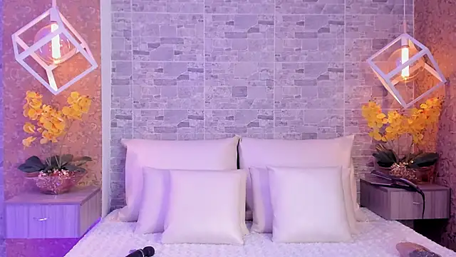 Snapshot of Catalina-Thompson chatting on 11/19/25, 12:05 Catalina-Thompson online show from 11/19/25, 12:05