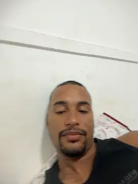 Snapshot of casalbrhot25 chatting on 10/26/25, 04:18 casalbrhot25 online show from 10/26/25, 04:18