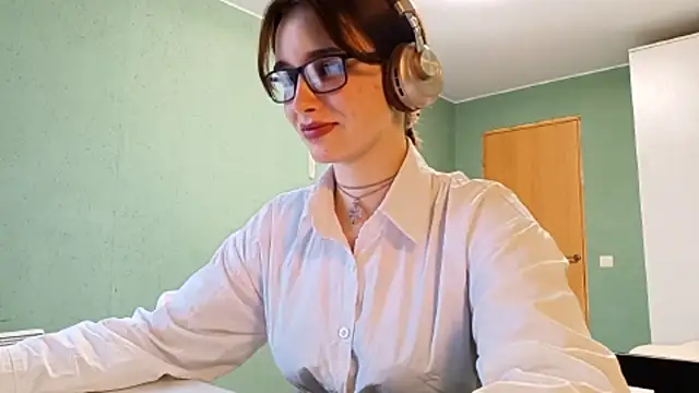Snapshot of IcyKleys chatting on 10/19/25, 12:39 IcyKleys online show from 10/19/25, 12:39
