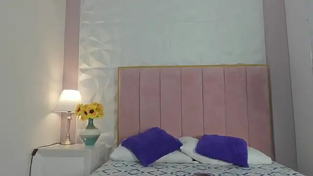 Snapshot of xxxMia_Isabellaa chatting on 10/19/25, 12:06 xxxMia Isabellaa online show from 10/19/25, 12:06