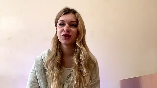 Snapshot of Fiorence_Blonde chatting on 10/21/25, 11:22 Fiorence Blonde online show from 10/21/25, 11:22