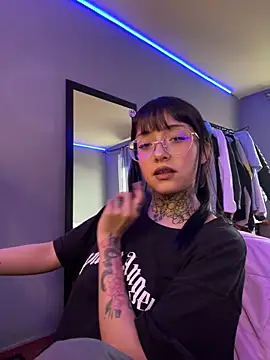 Snapshot of val_azuna1 chatting on 10/27/25, 08:35 val azuna1 online show from 10/27/25, 08:35