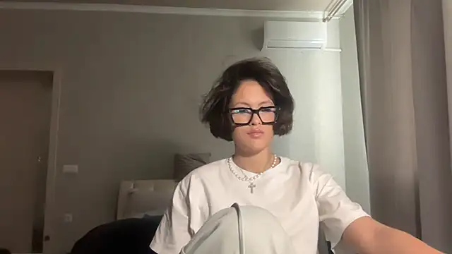 Snapshot of LeandraCasali chatting on 10/20/25, 01:11 LeandraCasali online show from 10/20/25, 01:11