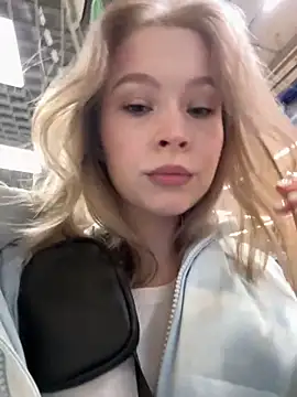 Snapshot of Eliiizaaa chatting on 10/25/25, 04:24 Eliiizaaa online show from 10/25/25, 04:24