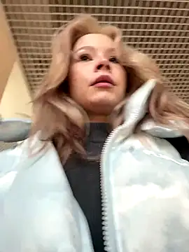 Snapshot of Eliiizaaa chatting on 10/31/25, 10:16 Eliiizaaa online show from 10/31/25, 10:16