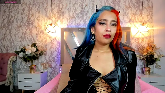 Snapshot of Cristall_ravven chatting on 10/21/25, 02:18 Cristall ravven online show from 10/21/25, 02:18
