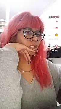 Snapshot of roxy_riot chatting on 11/05/25, 02:28 roxy riot online show from 11/05/25, 02:28