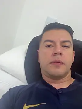 Snapshot of Fox73x chatting on 10/21/25, 04:02 Fox73x online show from 10/21/25, 04:02