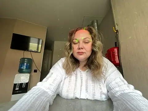 Snapshot of _GloriaLowe_ chatting on 10/27/25, 08:18  GloriaLowe  online show from 10/27/25, 08:18