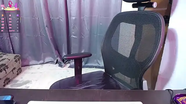 Snapshot of xNatasha chatting on 10/31/25, 02:29 xNatasha online show from 10/31/25, 02:29