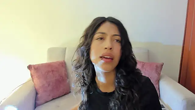 Snapshot of emily_jonessxx chatting on 10/28/25, 07:05 emily jonessxx online show from 10/28/25, 07:05