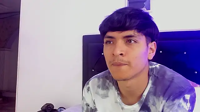 Snapshot of MATEO_URIBE chatting on 10/23/25, 04:12 MATEO URIBE online show from 10/23/25, 04:12