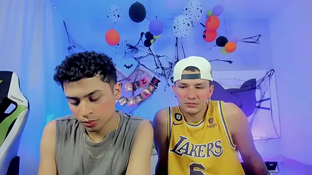 Snapshot of Twinks_boys_s chatting on 10/23/25, 03:17 Twinks boys s online show from 10/23/25, 03:17