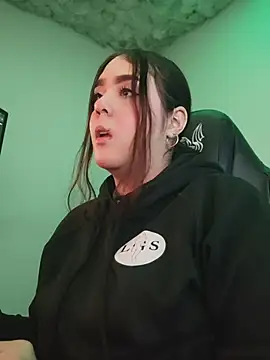 Snapshot of mirandahvelez chatting on 10/22/25, 07:24 mirandahvelez online show from 10/22/25, 07:24