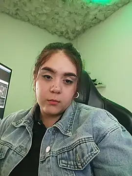 Snapshot of mirandahvelez chatting on 10/24/25, 09:06 mirandahvelez online show from 10/24/25, 09:06