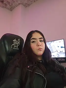 Snapshot of mirandahvelez chatting on 10/28/25, 03:32 mirandahvelez online show from 10/28/25, 03:32