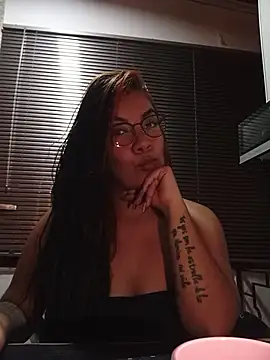 lili hiugs online show from 10/23/25, 06:56