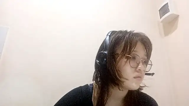 Snapshot of web3queen chatting on 10/23/25, 03:44 web3queen online show from 10/23/25, 03:44