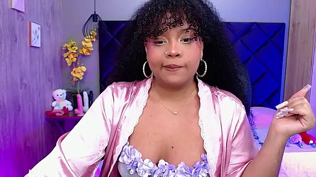 Snapshot of Aisha_Linh chatting on 10/24/25, 11:12 Aisha Linh online show from 10/24/25, 11:12
