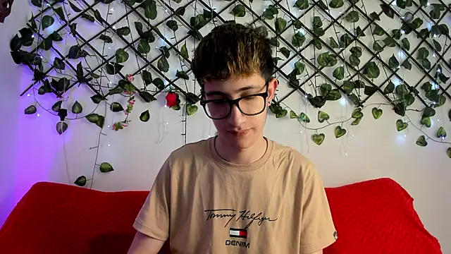 Snapshot of Erick_Taylor3 chatting on 10/23/25, 05:23 Erick Taylor3 online show from 10/23/25, 05:23
