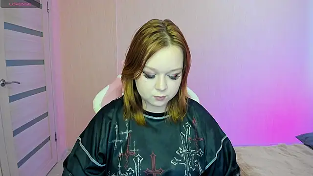 Snapshot of Lovly_Vixen chatting on 10/23/25, 07:40 Lovly Vixen online show from 10/23/25, 07:40