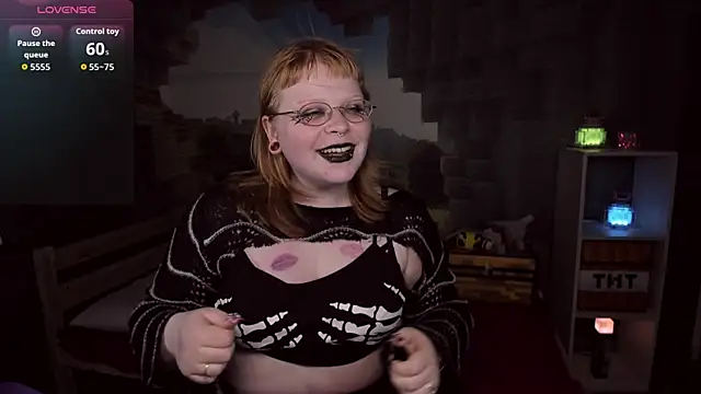 Snapshot of LottieReed chatting on 10/24/25, 05:42 LottieReed online show from 10/24/25, 05:42