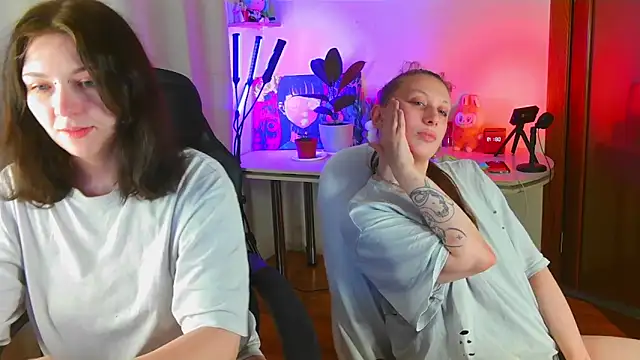 Snapshot of sirena_x_baby chatting on 10/24/25, 05:15 sirena x baby online show from 10/24/25, 05:15