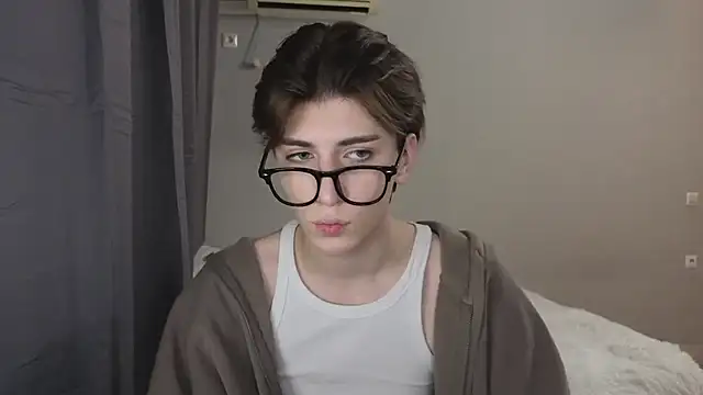 Snapshot of Oliver_star_boy_ chatting on 10/25/25, 04:35 Oliver star boy  online show from 10/25/25, 04:35