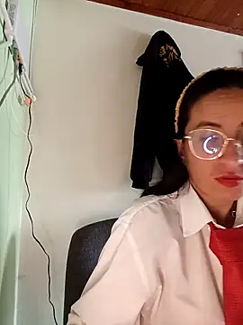 Snapshot of Valentina--1 chatting on 10/27/25, 03:38 Valentina--1 online show from 10/27/25, 03:38