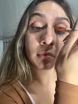 Snapshot of sarah_honey__ chatting on 10/27/25, 11:58 sarah honey   online show from 10/27/25, 11:58