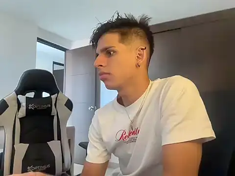 Snapshot of lionandreough chatting on 11/09/25, 09:13 lionandreough online show from 11/09/25, 09:13