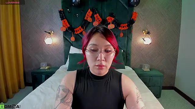 Snapshot of Susie_Reverse chatting on 10/29/25, 10:17 Susie Reverse online show from 10/29/25, 10:17