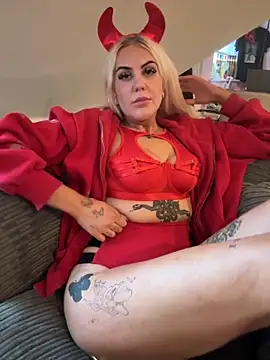 Snapshot of MissyLxox chatting on 10/31/25, 11:44 MissyLxox online show from 10/31/25, 11:44