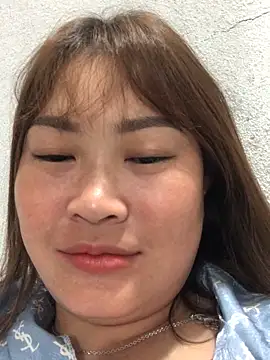 Snapshot of bombom1x chatting on 10/28/25, 03:47 bombom1x online show from 10/28/25, 03:47