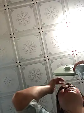 Snapshot of bombom1x chatting on 10/31/25, 10:49 bombom1x online show from 10/31/25, 10:49