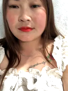 Snapshot of bombom1x chatting on 11/01/25, 04:20 bombom1x online show from 11/01/25, 04:20