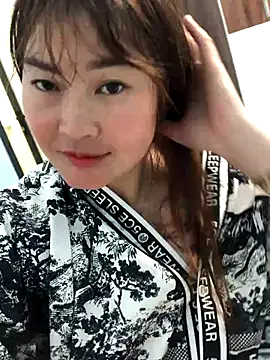 Snapshot of bombom1x chatting on 11/04/25, 05:56 bombom1x online show from 11/04/25, 05:56