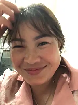 Snapshot of bombom1x chatting on 11/06/25, 02:18 bombom1x online show from 11/06/25, 02:18