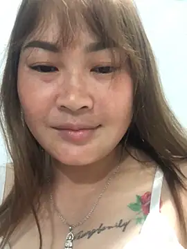 Snapshot of bombom1x chatting on 11/08/25, 01:33 bombom1x online show from 11/08/25, 01:33