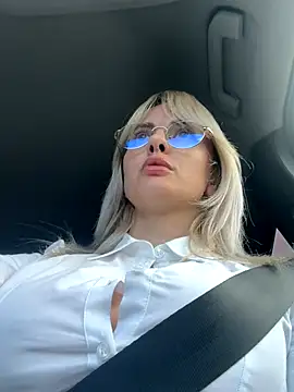 Snapshot of blondegirlx chatting on 10/28/25, 11:36 blondegirlx online show from 10/28/25, 11:36