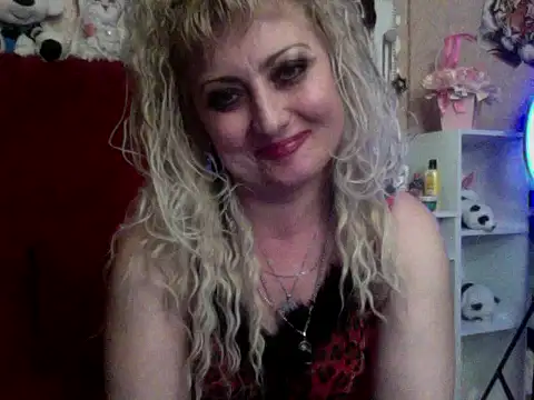 Snapshot of xHot_Amazonq chatting on 10/31/25, 01:06 xHot Amazonq online show from 10/31/25, 01:06