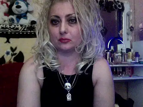 Snapshot of xHot_Amazonq chatting on 11/18/25, 05:17 xHot Amazonq online show from 11/18/25, 05:17