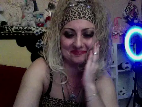 Snapshot of xHot_Amazonq chatting on 11/21/25, 08:29 xHot Amazonq online show from 11/21/25, 08:29