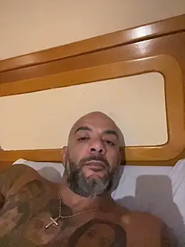 Snapshot of latino2211 chatting on 10/26/25, 12:38 latino2211 online show from 10/26/25, 12:38