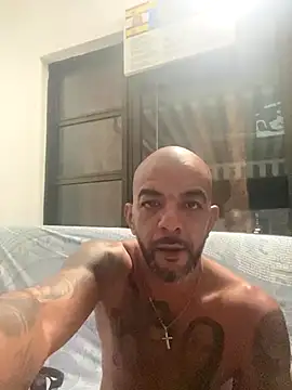 Snapshot of latino2211 chatting on 10/27/25, 11:31 latino2211 online show from 10/27/25, 11:31