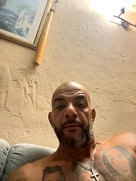 Snapshot of latino2211 chatting on 10/29/25, 02:25 latino2211 online show from 10/29/25, 02:25