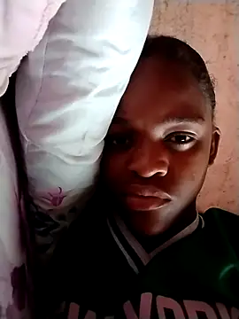 Snapshot of Blondecurv24 chatting on 10/28/25, 02:31 Blondecurv24 online show from 10/28/25, 02:31