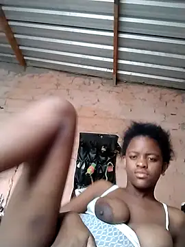 Snapshot of Blondecurv24 chatting on 11/17/25, 01:28 Blondecurv24 online show from 11/17/25, 01:28