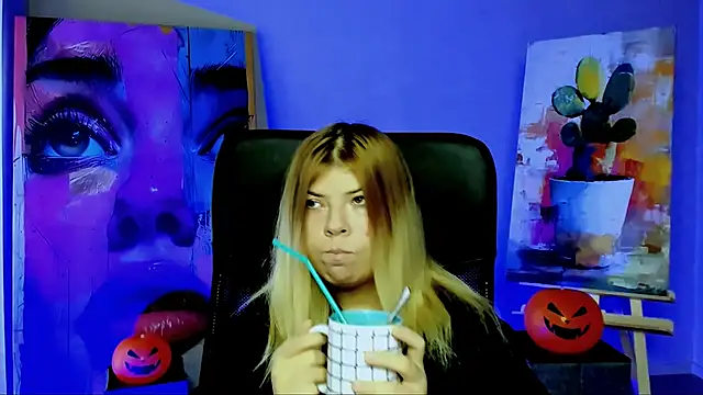 Snapshot of EvaDarc chatting on 10/28/25, 07:56 EvaDarc online show from 10/28/25, 07:56