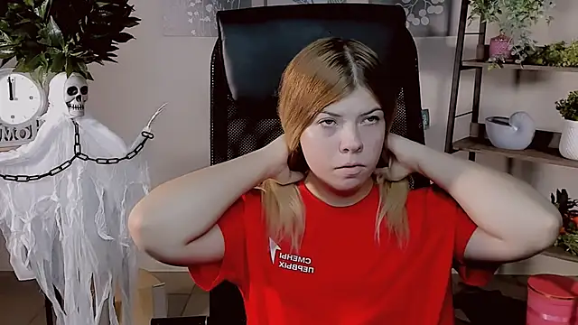 Snapshot of EvaDarc chatting on 10/29/25, 11:45 EvaDarc online show from 10/29/25, 11:45